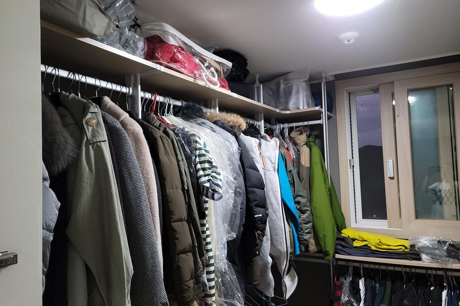 수납·붙박이장 정리 — 붙박이장 안 물건을 꺼내 분류