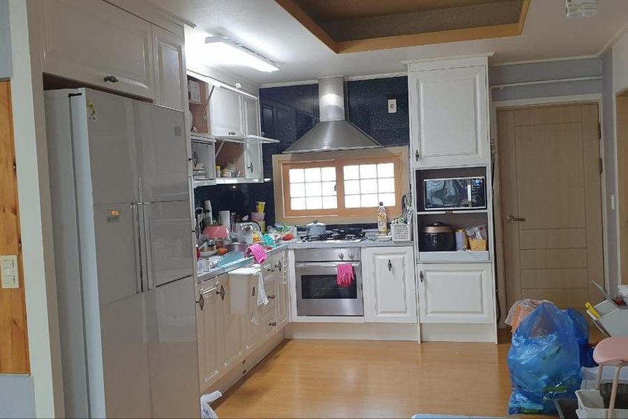 정리 완료 공간 — 짐을 들여놓고 배치까지 완료